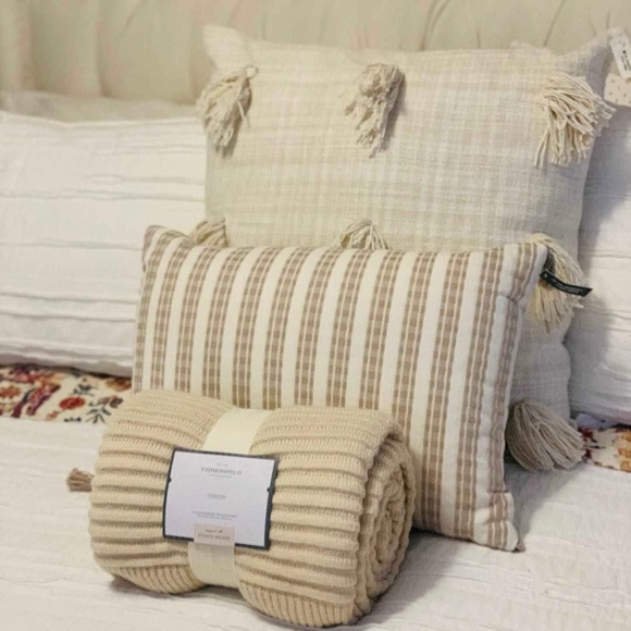 NWT Rib Knit Reversible Throw Blanket Neutral -Threshold™ - Picture 3 of 5